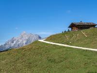 Österreich - Kallbrunnalm - Urige Almhütte und links das Große Rothorn